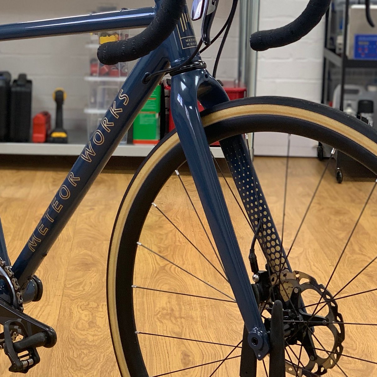 Meteor_Works's tweet image. Dan approached us for bike capable of riding the rough stuff! 

With its greater clearance, the Æsir provided the perfect solution.

🎬 To watch us build Dan's Æsir, head to Velo Atelier on YouTube buff.ly/33hjnMA⠀

#aesiradventures #handmadequality #productionprice