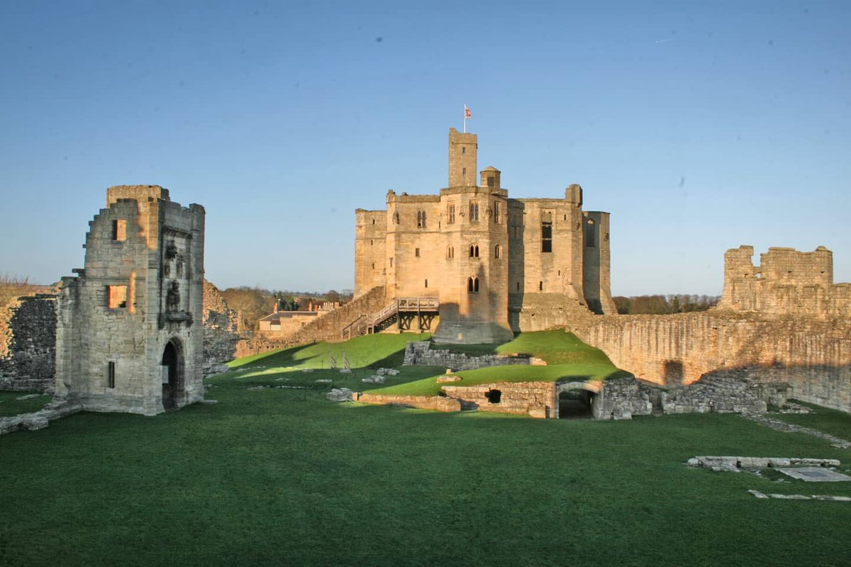 The late 14thC donjon of Warkworth Castle (Northumberland), described as 'a masterpiece of medieval English architecture', was built on an earlier motte. It replaced a late 12C/early 13C masonry tower, which had replaced a timber one. #mottemonday #AprilTowers