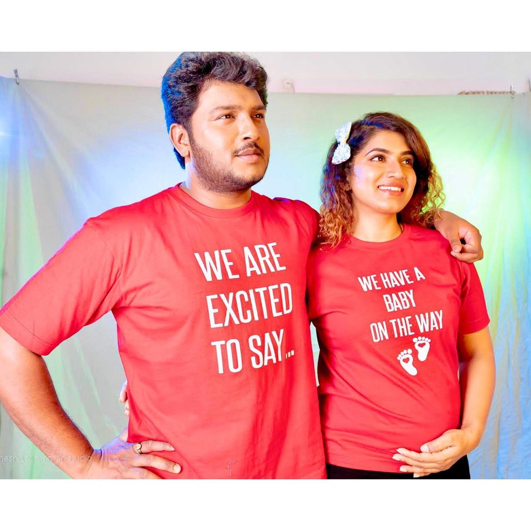 ChennaiTimesTOI's tweet photo. Popular real and onscreen couple #SyedAnwar and #SameeraSherief announce pregnancy in style https://t.co/yO8tXhMXTE