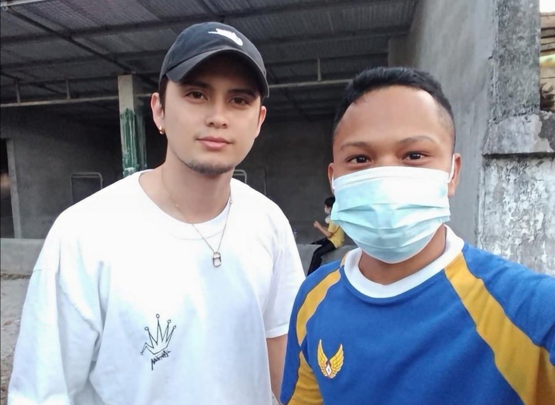 leigh3112's tweet photo. Sobrang Ganda at Gwapo po niLa sa Personal😊😊😄
#NadineLustre
#JamesRied
nakita kuna din sila sa personal haha nagpa picture habang nag shooting hahaha😄 ©️Keith Anderson (4/11/2021) https://t.co/d1W9xtWBmO