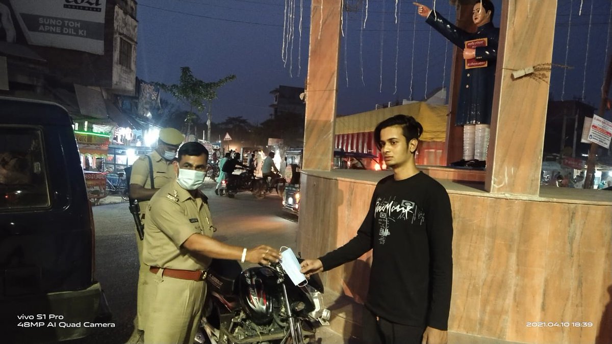 <a href="/abhitejsingh/">imabhitej</a> <a href="/dmballia/">DM Ballia</a> मास्क वितरित करते हुए SHO <a href="/psubhaon/">PS UBHAON BALLIA</a>