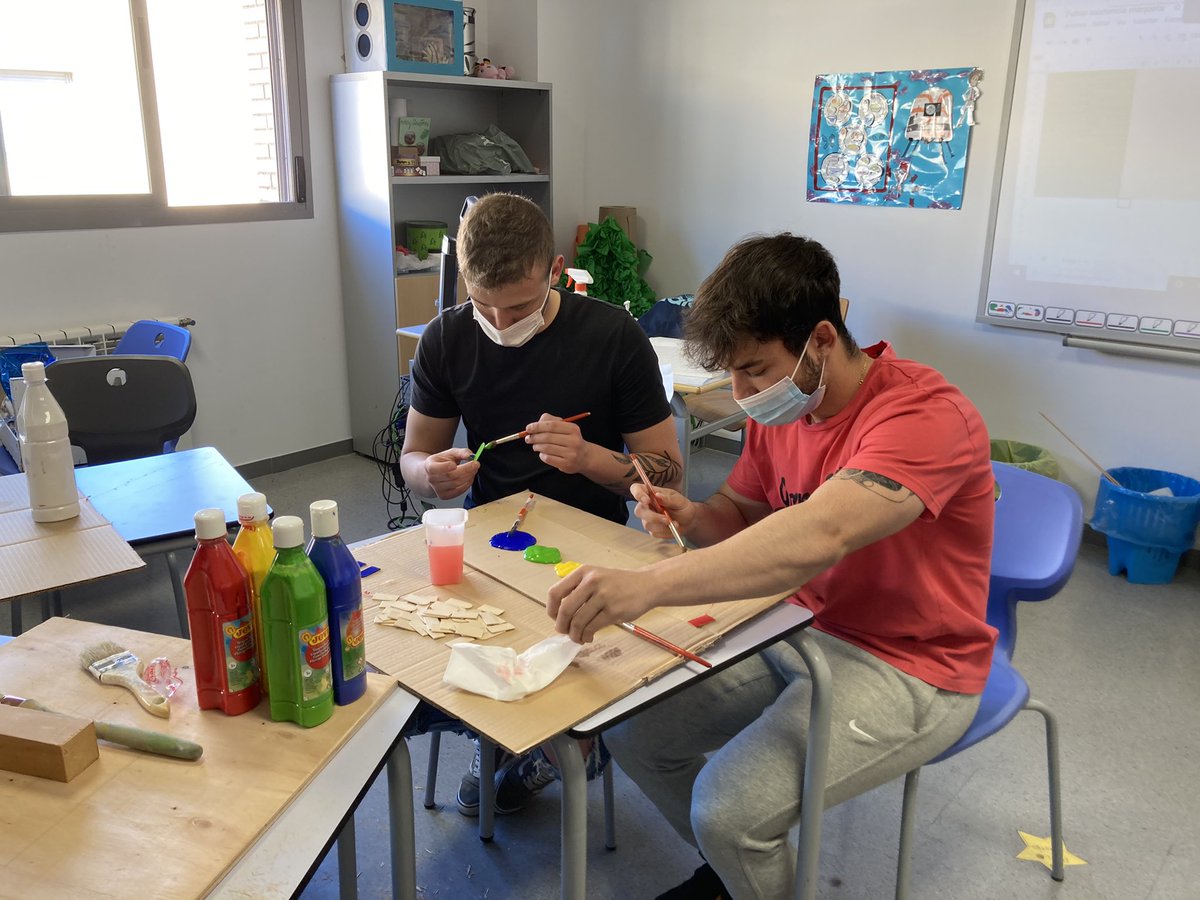 krolain09's tweet photo. Diseñando su propia escuela infantil!!! Derrochando creatividad y trabajo cooperativo💜#comomolafp https://t.co/2A5RPJT00m