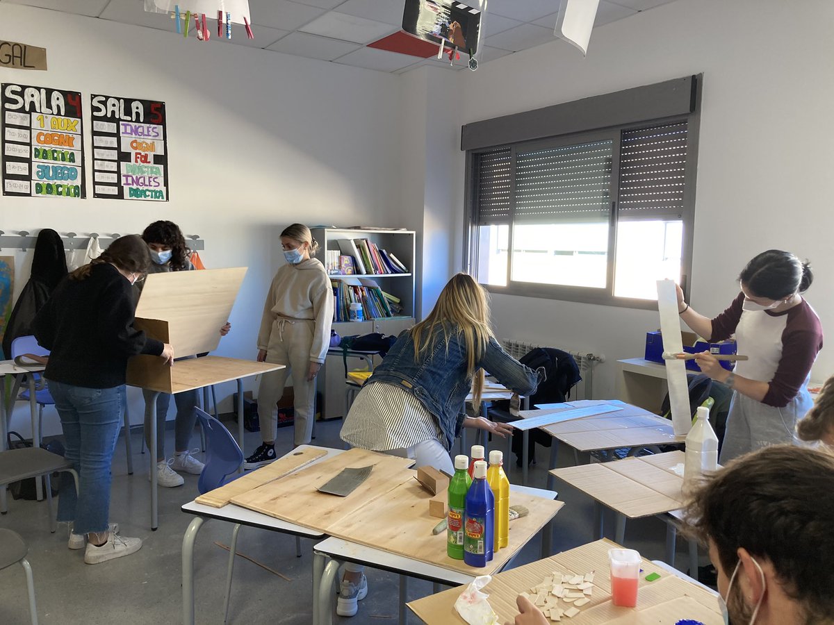 krolain09's tweet photo. Diseñando su propia escuela infantil!!! Derrochando creatividad y trabajo cooperativo💜#comomolafp https://t.co/2A5RPJT00m