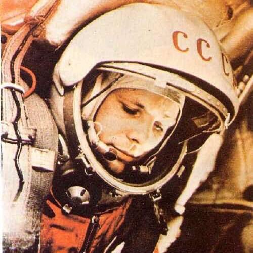 Le #12avril1961 est une date historique pour la conquête spatiale. En effet, il y’a 60 ans, le cosmonaute soviétique #YouriGagarine devint le premier homme dans l’espace ! Le vol autour de la terre dura 108 minutes dont 89 en orbite. © RIA Novosti