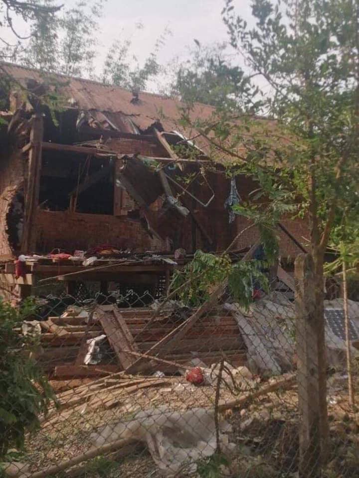 SoeThuTun1's tweet photo. Tw // death
Two civilians were killed by Myanmar junta artilleries striking into the village in MinMouk tsp, Kachin State on April 11, where KIO fighters and junta troops were fighting.
JUNTA MASSACRE 
#WhatsHappeningInMyanmar 
#Apr12Coup https://t.co/OV77bseBqS