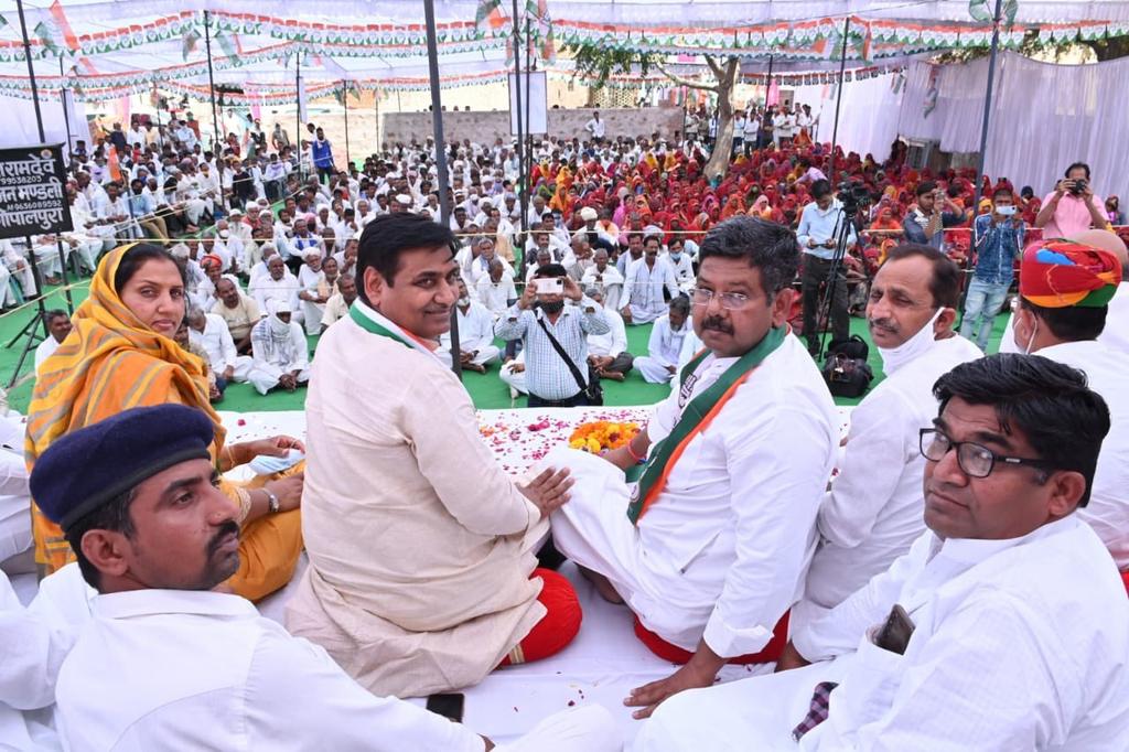 oshocommunepune's tweet photo. @GovindDotasra @Rajendra4BJP डोटासरा जी पिछले 6 महीने में यदा कदा ही मास्क लगाए दिखे है जब नार्वे के प्रधानमंत्री का चालान कट सकता है तो इनका क्यो नही । और सार्वजनिक जीवन मे आचरण का अत्यंत महत्व होता है और ये हर बात पर भड़क जाते है। इनकी बिना मास्क की तस्वीर https://t.co/EU2p6CG8Od