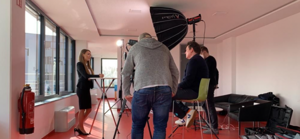 Competence_Site's tweet photo. Katharina Röhrig, @GFOS_mbH im aktuellen #CompetenceReport zu Fokus #HMI: #Digitalisierung für Produktivität, #Individualisierung, Klimaschutz,..mehr dazu ab morgen (12.-16.04.) @hannover_messe. Mit Beiträgen von @FORCAM_global, @iTACSoftware, #MPDV,..Hier https://t.co/fMF9BiRdVV https://t.co/Op252jeool