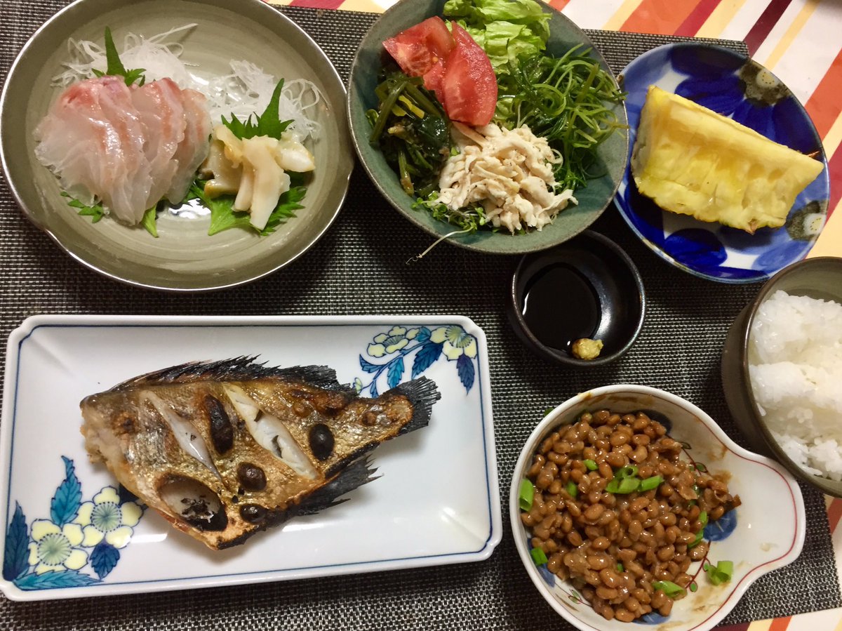 晩の #おうちごはん

メバルの塩焼き
マダイと西バイ貝のお造り
ごはん 納豆
サラダ 台湾パイナップル🍍

メバルは旬だからか、塩焼きとても美味しいね、今まであんまりそう感じなかったのに😋お造りも最高です！