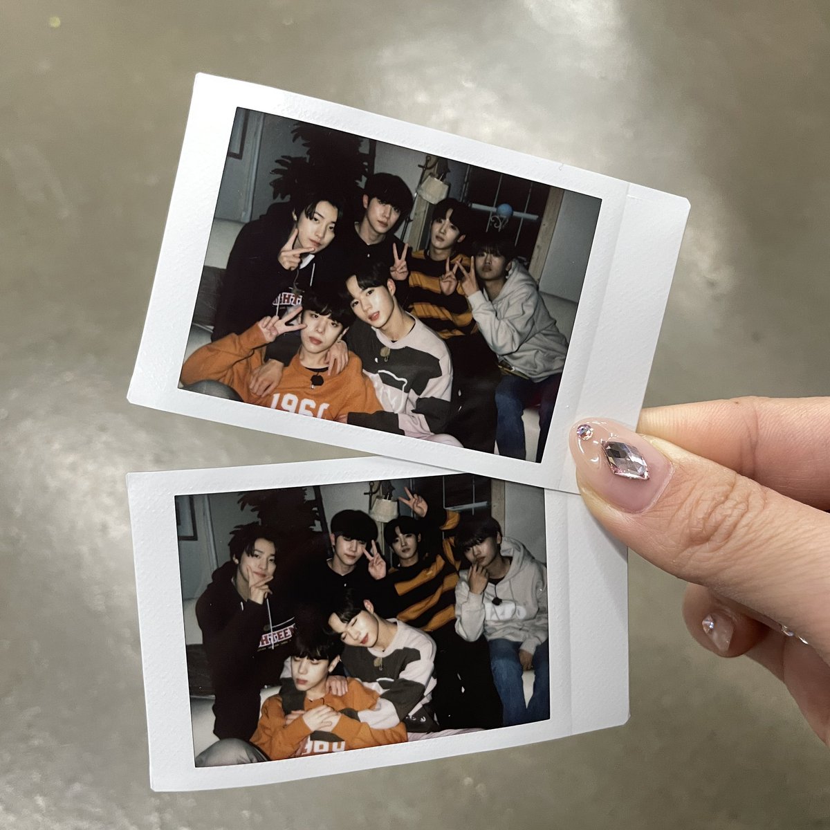 WEi__Official's tweet photo. ⭐️RUi EVENT⭐️

✅ 위인전2에서 재미있던 POINT🤣
✅ 다음 리얼리티에서 보고싶은 POINT🤔

위의 ✅ 2가지 중 1가지를 4월 13일 PM 11:59까지 해당 게시글의 답글로 달아주세요 💕

추첨을 통해 2분께 사진 속 단체 폴라로이드를 드립니다🤍
(비공개 계정 확인 불가) 

#위아이 #WEi #루아이 #RUi https://t.co/EpjCrhcL6R