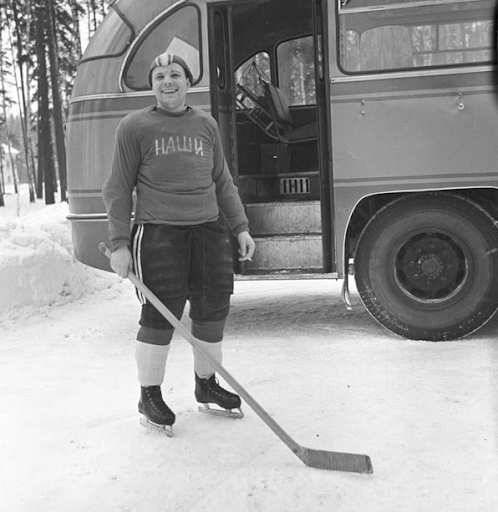 Re: #LRT -- One of my favourite hockey photos of all time, with Yuri Gagarin in his hockey gear at some point in the 1960's!  The 'Nashi' hockey team was the cosmonauts' amateur team, founded by Gagarin and re-founded in about 2014.  #денькосмонавтики #CosmonauticsDay