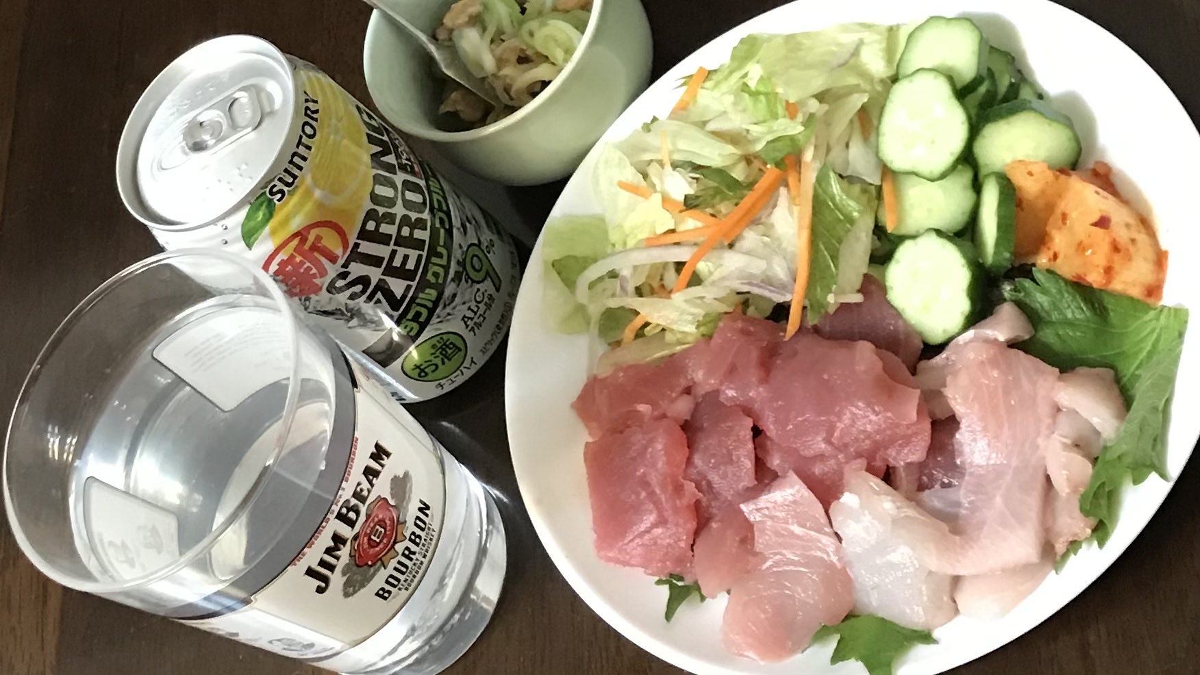 こしあんユキコ 刺身 まぐろ 鰤 鯛 イカ ホタテはちょっとしか入ってないけど切り落としの盛り合わせはお得だよね 晩酌 夕飯 おうちごはん 納豆 ねぎ キムチ 野菜 ストロングゼロ サワー ごはん 刺身 おつまみ おかず 料理 食事