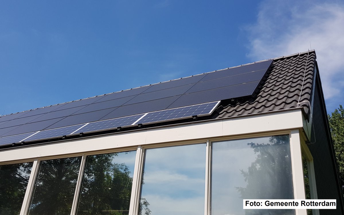 Stadsbeheer010's tweet image. In Prinsenland staat het eerste #GemaalVanDeToekomst van #Rotterdam. Zonnepanelen, een groen dak en slimme pompen zorgen voor minder CO2-uitstoot en energiebesparing.
Lees meer op bit.ly/34b44pC 
#Rioolgemaal #Klimaatneutraal #Duurzaam #Slimbeheer010 #Innovatie