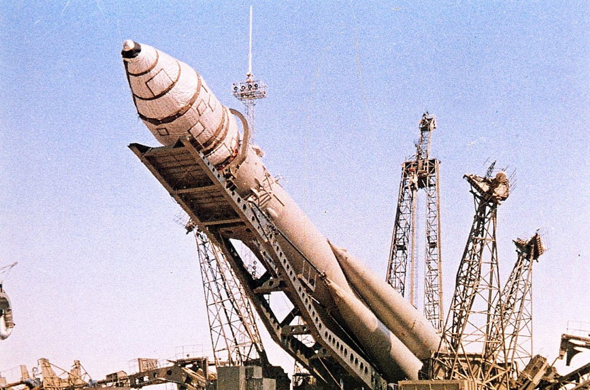 Lifting the launcher upright on pad 1 in 1961 (left, Vostok-1, for Yuri Gagarin) vs 2016 (right, Soyuz MS-03, for  @Thom_astro ). Russian engineering: don't change a system that works!  #Gagarin1961