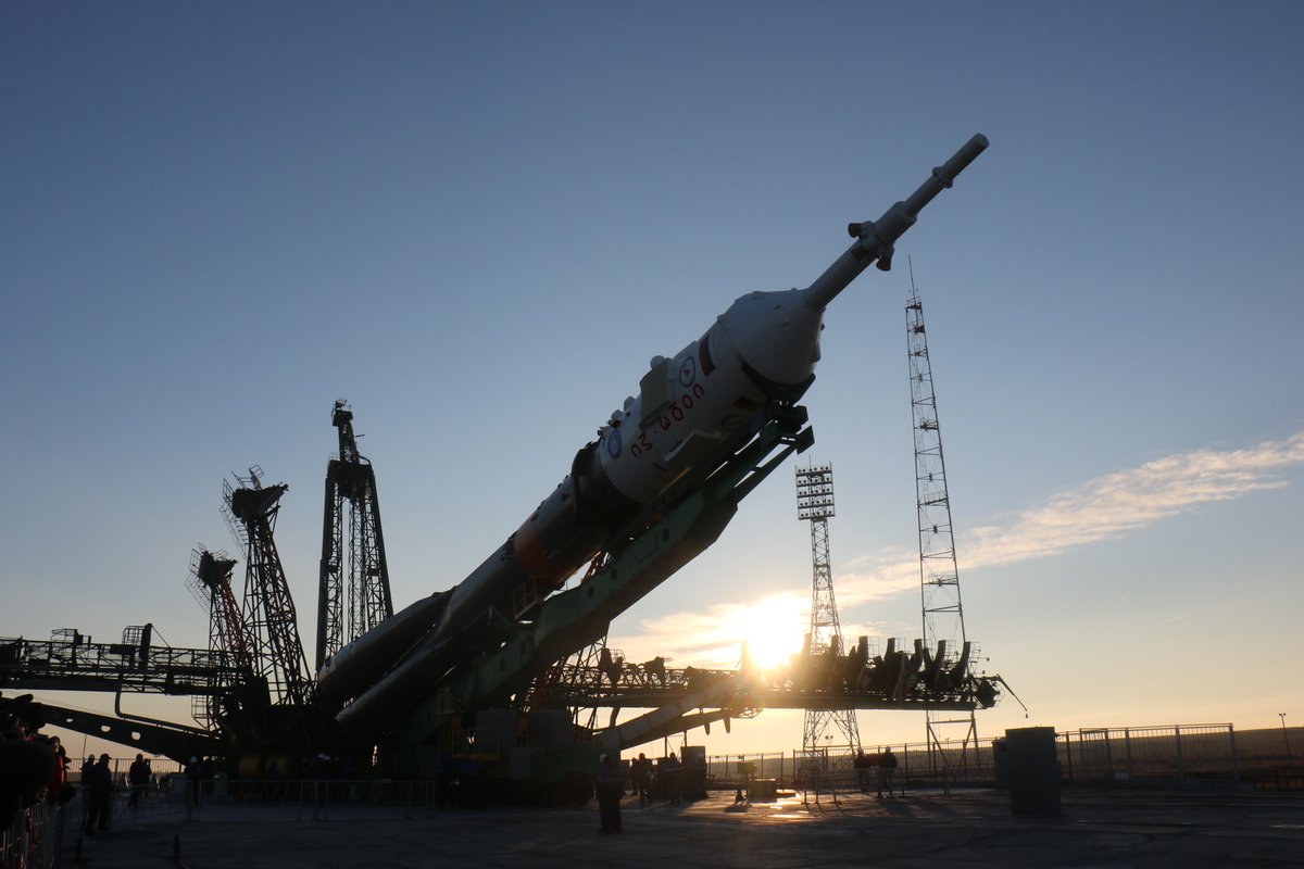 Lifting the launcher upright on pad 1 in 1961 (left, Vostok-1, for Yuri Gagarin) vs 2016 (right, Soyuz MS-03, for  @Thom_astro ). Russian engineering: don't change a system that works!  #Gagarin1961