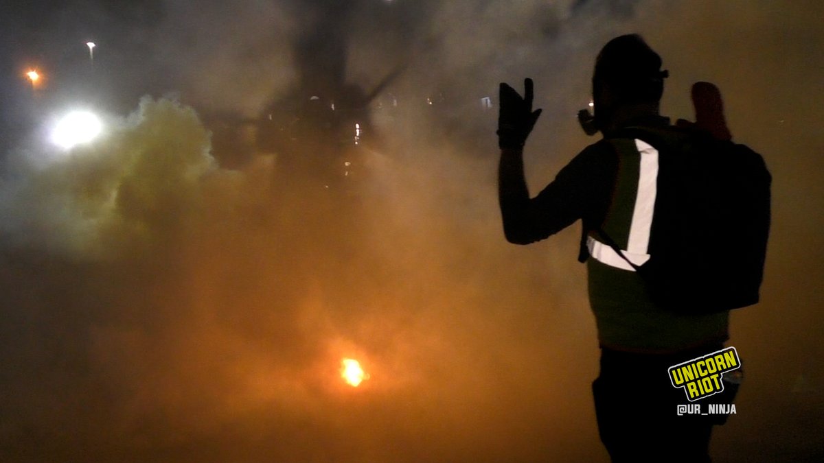 Dozens were injured by police munitions outside the Brooklyn Center Police Department and stores across the metro vandalized after police killed 20-year-old #DaunteWright on Sunday afternoon.

🎥👇
unicornriot.ninja/2021/protests-…