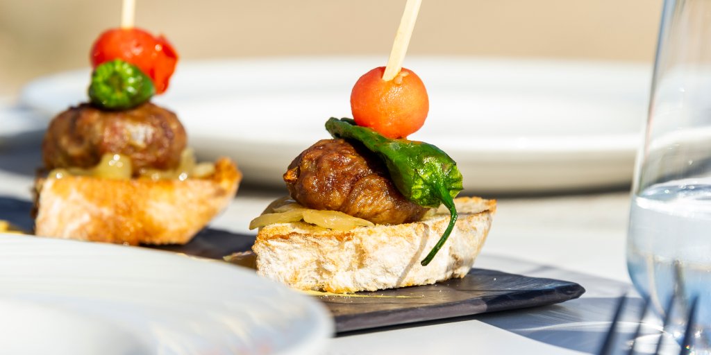 c_valenciana's tweet photo. La gastronomía valenciana siempre sorprende y para muestra unos figatells. ¿Quieres probarlos? En las comarcas de la Marina Alta, la Marina Baixa, la Safor y la Vall d'Albaida este embutido de magro e hígado de cerdo es todo un manjar. #MediterráneoEnVivo #LExquisitMediterrani https://t.co/nPix65CQg2