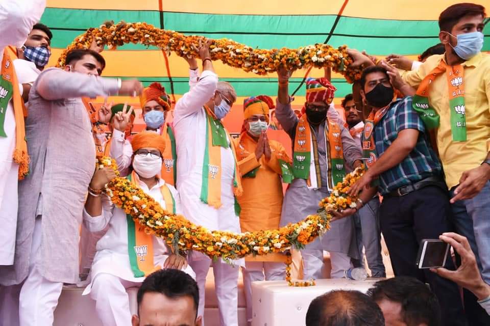 DrSatishPoonia's tweet photo. राजस्थान की नारी सम्मान मांगती : नाथी तेरे बाड़े में;
राजस्थान का युवा रोजगार मांगता : नाथी तेरे बाड़े में;
राजस्थान का किसान न्���ाय मांगता : नाथी तेरे बाड़े में;
राजस्थान की जनता न्याय मांगती : नाथी तेरे बाड़े में;

आज सुजानगढ़ में विशाल जनसैलाब को संबोधित किया। https://t.co/0uHzhOlkwi