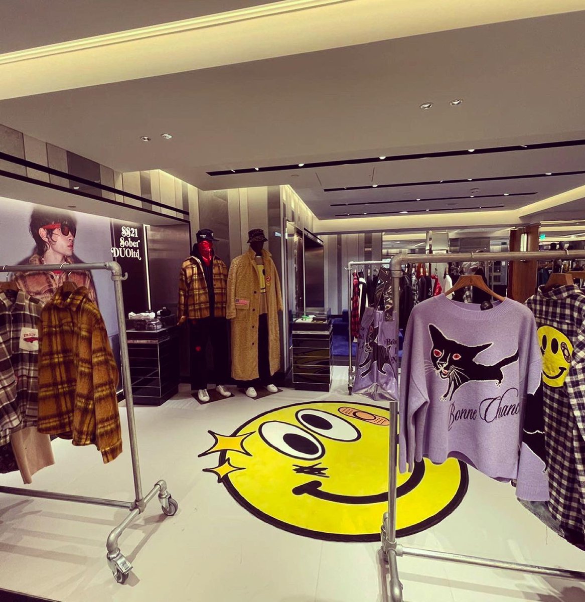 LicknSticker's tweet image. We have been very busy getting stores ready for opening, and this stunning display for @duoltd is the first of many we will be sharing with you. We think you will agree it looks fab, and you can see it for yourself in @harrodsman - opening today 🎉 #brandingeverywhere #duoltd