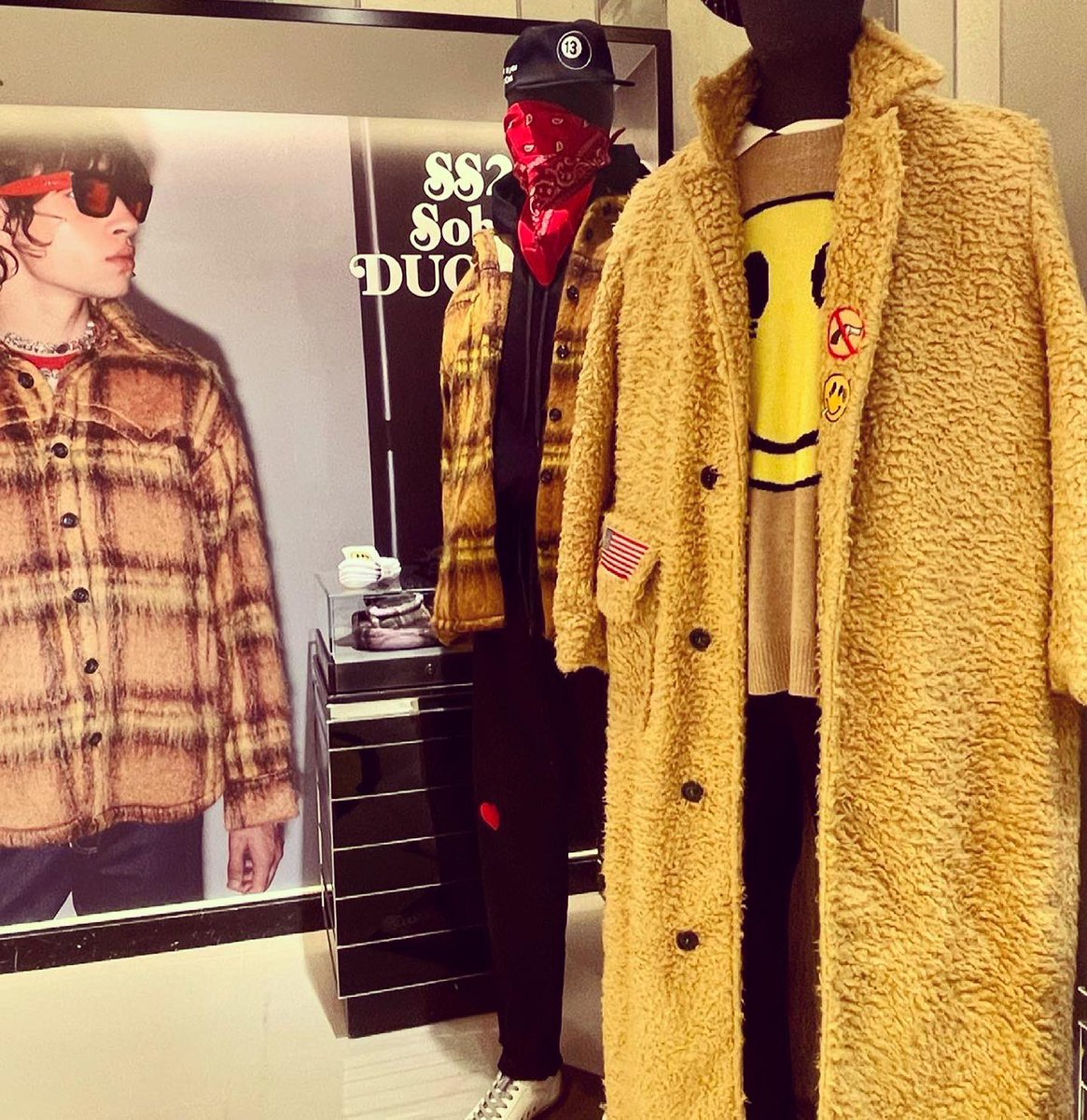 LicknSticker's tweet image. We have been very busy getting stores ready for opening, and this stunning display for @duoltd is the first of many we will be sharing with you. We think you will agree it looks fab, and you can see it for yourself in @harrodsman - opening today 🎉 #brandingeverywhere #duoltd