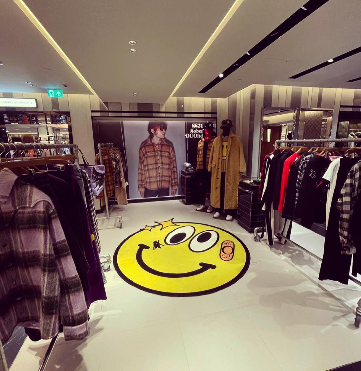 LicknSticker's tweet image. We have been very busy getting stores ready for opening, and this stunning display for @duoltd is the first of many we will be sharing with you. We think you will agree it looks fab, and you can see it for yourself in @harrodsman - opening today 🎉 #brandingeverywhere #duoltd