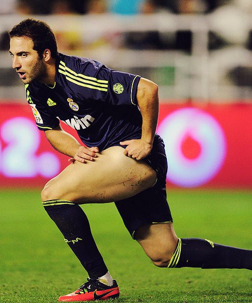 -Thighs Higuain: 9/10Hazard: 7/10In comparison, I believe that Higuain is the clear winner here. Despite both of them having humongous legs, Hazard’s thighs doesnt stand a chance against Higuain’s thick, enormous legs. Higuain gets his first win.