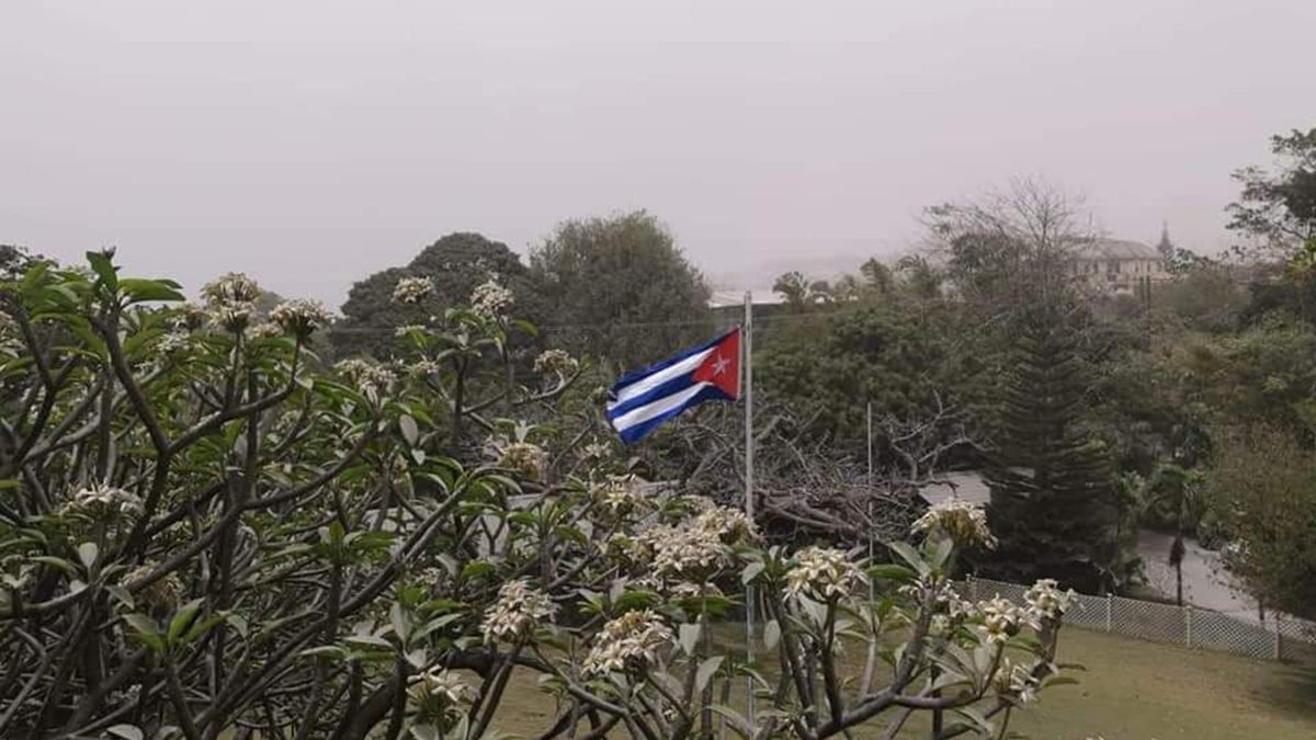Abrazo a los colaboradores de la Salud y la Construcción, a nuestros diplomáticos, a la comunidad de cubanos residentes y al hermano pueblo de #SanVicenteYlasGranadinas que enfrentan el desastre de la erupción del volcán #LaSoufriere. #Cuba y nuestra bandera los acompañan.