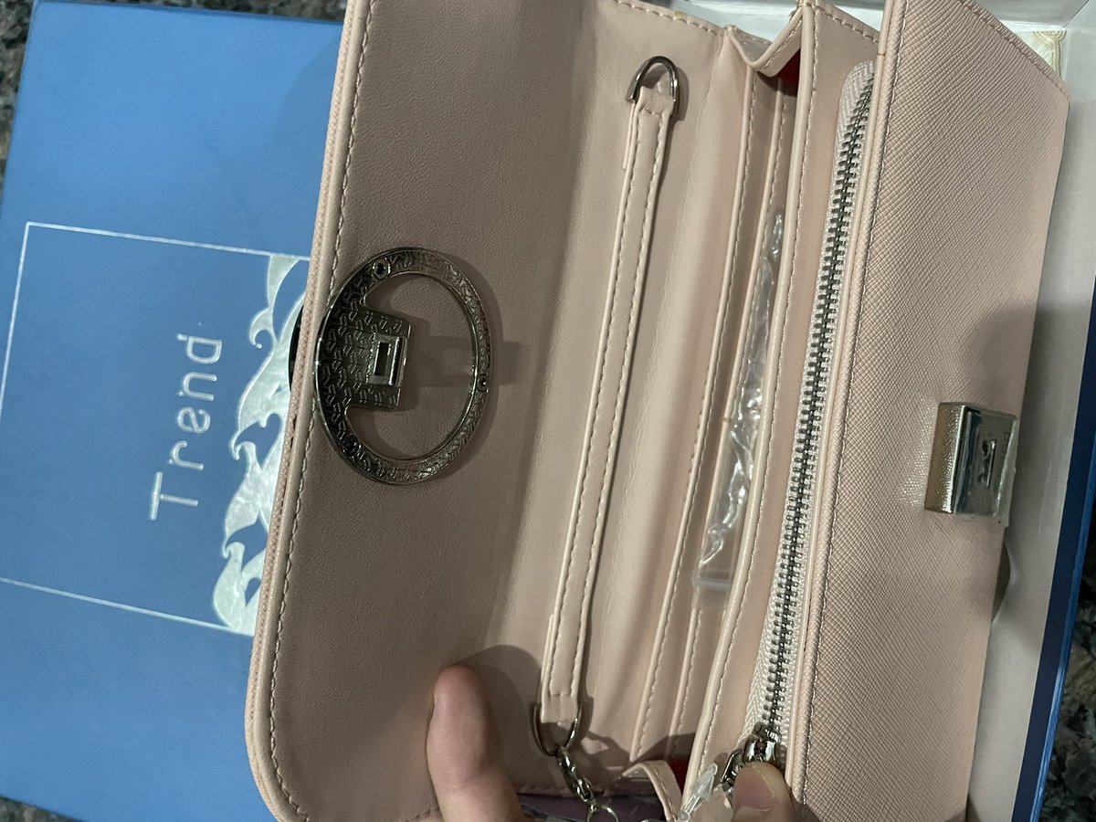 stuff_hand's tweet image. ส่งต่อกระเป๋าสะพายข้างยี่ห้อ Trend สุดปุกปิ๊ก ไม่เคยใช้เลยจ้า มือ1 ของเเท้ 💯เเม่ซื้อให้เเต่เราไม่ใช่สายหวานขนาดนั้นน ซื้อมาในราคา2190 ฿ ส่งต่อ 1500฿ #กระเป๋ามือสอง #กระเป๋าสตางค์ #กระเป๋าตังค์ #กระเป๋าตัง #ส่งต่อกระเป๋ามือสอง #ขายของออนไลน์ #ขายของ #กระเป๋า #มือสอง #trend