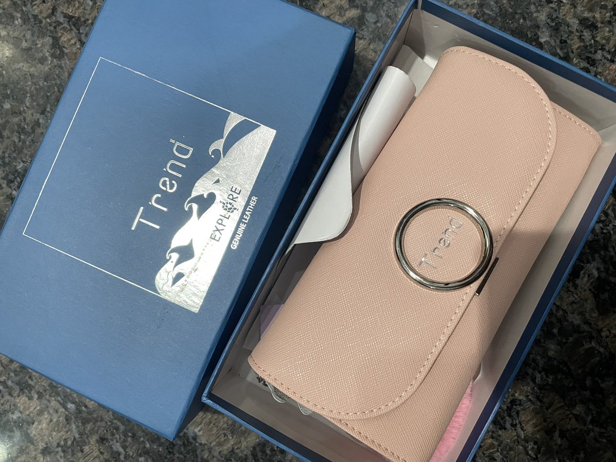 stuff_hand's tweet image. ส่งต่อกระเป๋าสะพายข้างยี่ห้อ Trend สุดปุกปิ๊ก ไม่เคยใช้เลยจ้า มือ1 ของเเท้ 💯เเม่ซื้อให้เเต่เราไม่ใช่สายหวานขนาดนั้นน ซื้อมาในราคา2190 ฿ ส่งต่อ 1500฿ #กระเป๋ามือสอง #กระเป๋าสตางค์ #กระเป๋าตังค์ #กระเป๋าตัง #ส่งต่อกระเป๋ามือสอง #ขายของออนไลน์ #ขายของ #กระเป๋า #มือสอง #trend