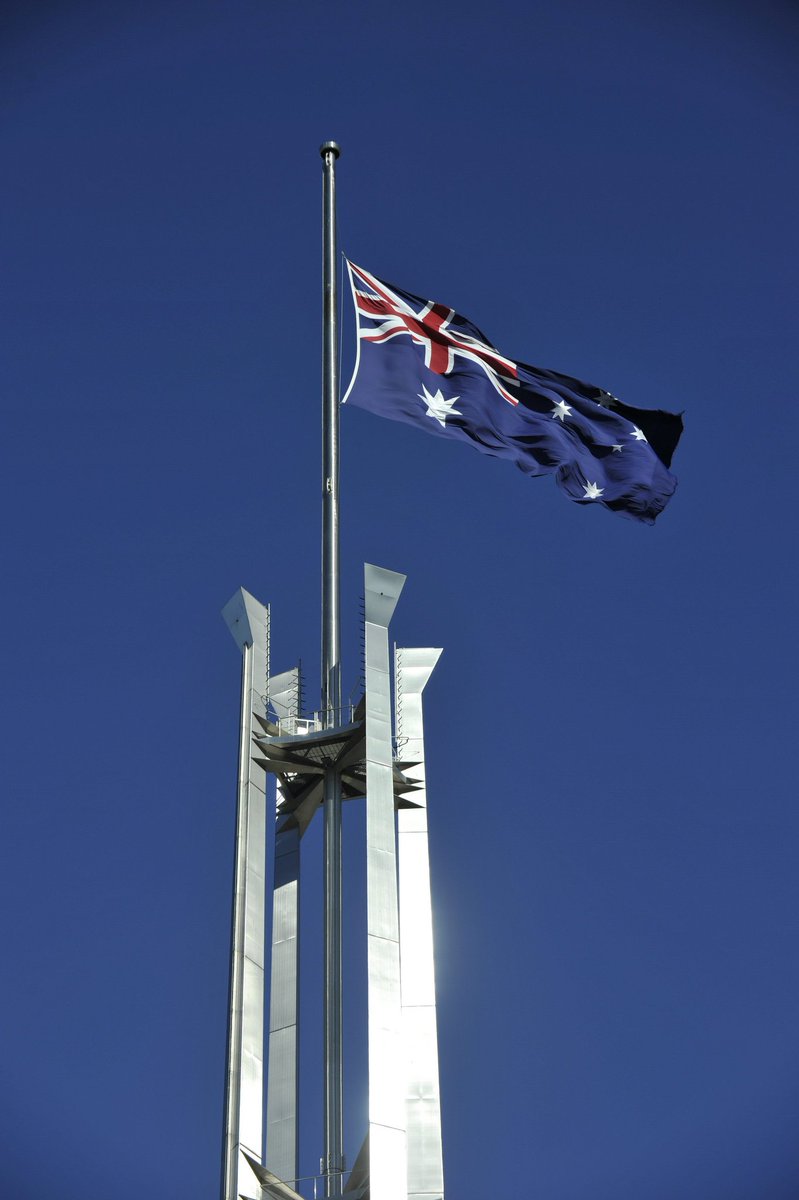 PDIPOA's tweet image. #Protocol101 A national #flag can be flown at half-mast to recognize the death of the government head, chief of state or other important person. 📸: @Aust_Parliament #protocol #protocolrules #PDIPOA