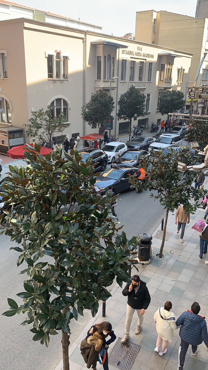 DenizErayHarvey's tweet photo. Cities önündeki valenin yarattığı trafik. Bütün Nişantaşı’nı kilitliyor. Cadde valeye mi tapulu?? https://t.co/tz3YcURDVC