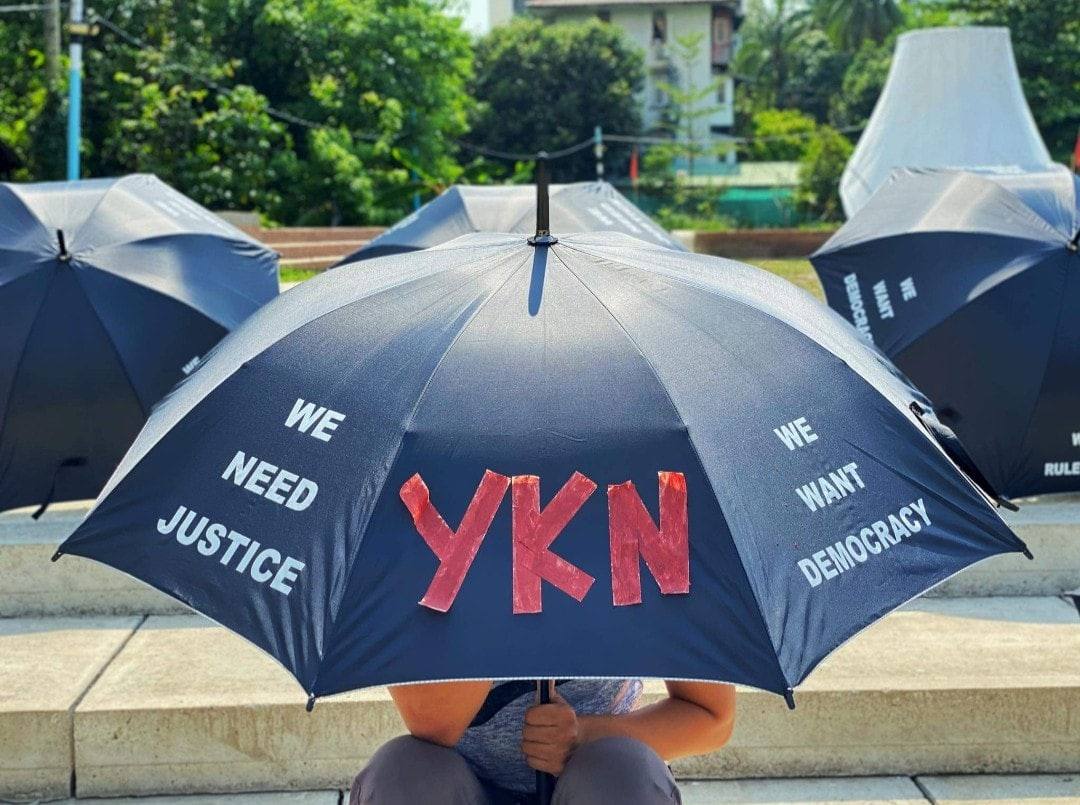 Youths in YanKin township, Yangon did anti-regime protest with black umbrellas.

#Apr12Coup
#WhatsHappeningInMyanmar