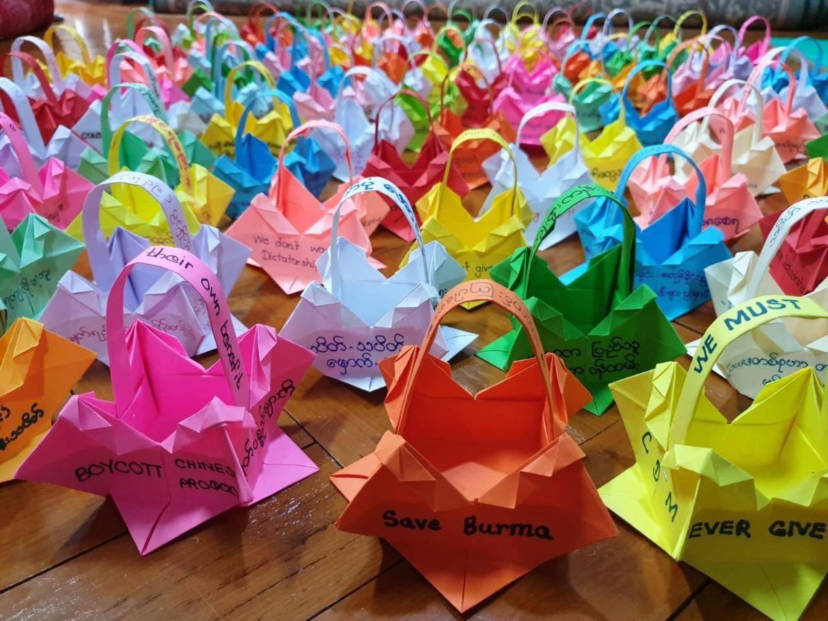 Anti-dictatorship "Origami basket Strike" in Ahlone township, Yangon.

#Apr12Coup
#WhatsHappeningInMyanmar