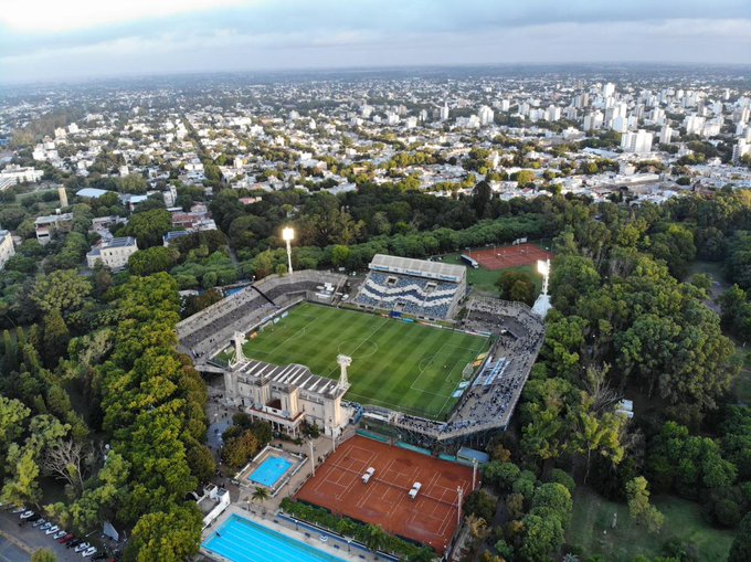 la_okocha's tweet photo. Estadio Juan Carmelo Zerillo o “El Bosque”, La Plata🇦🇷. La casa de Gimnasia y Esgrima La Plata fue inaugurada el 26 de abril de 1924, viviendo varias remodelaciones, actualmente cuenta con capacidad para 21.500 espectadores. 
📸foto 2 @AdriCampanelli https://t.co/9TabCM6Iq0