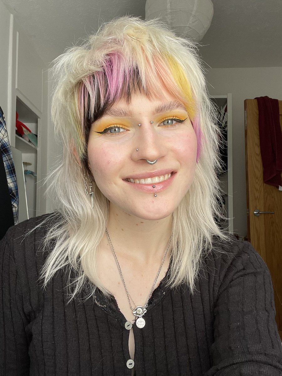 _goth_egg's tweet photo. It seems I haven’t updated Twitter with my new hair yet https://t.co/5aw5DP8OQY