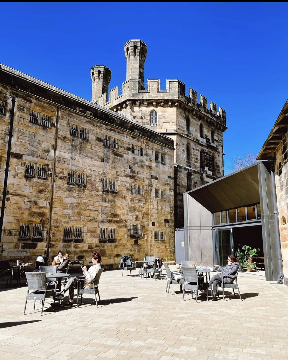 Birds flying high
You know how I feel
Sun up in the sky
You know how I feel
Breeze driftin' on by
You know how I feel
It's a new dawn
It's a new day
It's a new life
For me
And I'm feeling good
I'm feeling good…