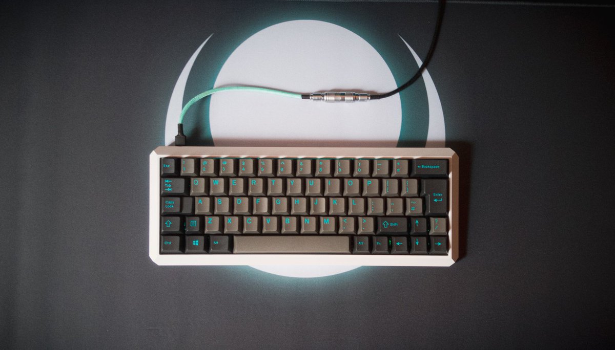 keebary1's tweet image. ...La noche durará para siempre... y con ella el silencio 🤫

#customkeyboard #customcable #customsetup #Commission @mariolopetas