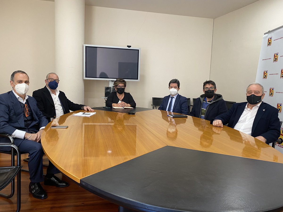 Muchas gracias Luis , Alcalde de #Huesca por tu trato en el <a href="/aytohuesca/">Ayuntamiento de Huesca</a> al igual que Elisa y Miguel, Vicepresidenta y Presidente de <a href="/DPHuesca/">Diputación de Huesca</a> y Javier Cruz, Director de <a href="/FundAlcoraz/">Fundación Alcoraz</a>. Tanto <a href="/AlbertoJcasas/">Julio Alberto ©️</a> como yo, nos sentimos como en casa.