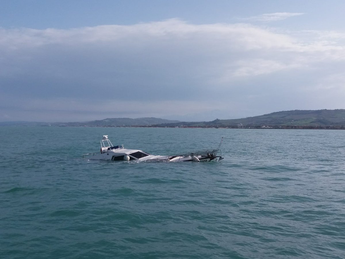 cpsbtronto's tweet photo. TITOLO: Barca affonda davanti alla Sentina. 

La Guardia Costiera di San Benedetto del Tronto soccorre i due naufraghi.

https://t.co/wxluTYmc1Q https://t.co/4hcBvQizNy
