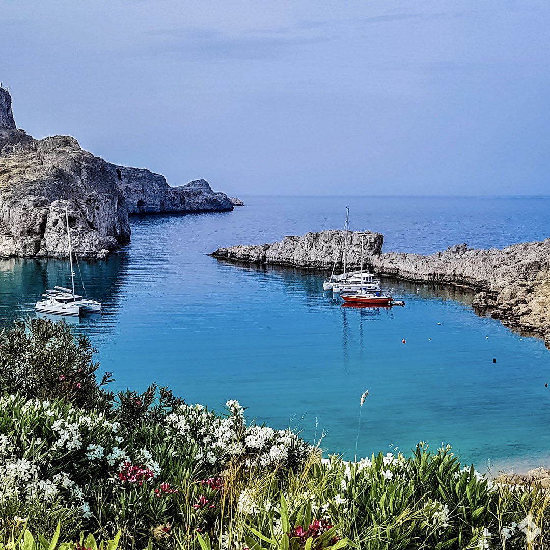 St. Paul’s Bay, Rhodos - Experience those Greek moments in the town of Lindos on Rhodes. 
#yachtlife #yachtvacations #yachtholidays #luxurytravel #luxuryvacations #safeholidays #luxurylifestyle #summervacations #summer2021 #dreamvacations #visitgreece #familyvacations #sailgreece