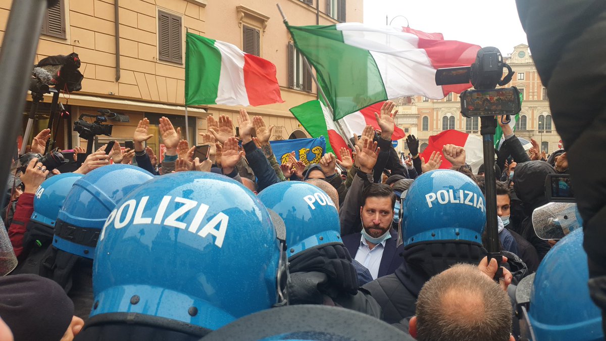 antoniobravetti's tweet image. Casapound in piazza San Silvestro #IoApro