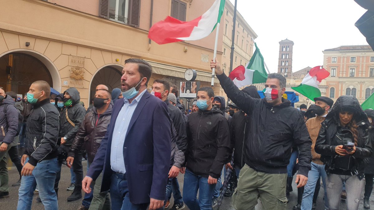 antoniobravetti's tweet image. Casapound in piazza San Silvestro #IoApro