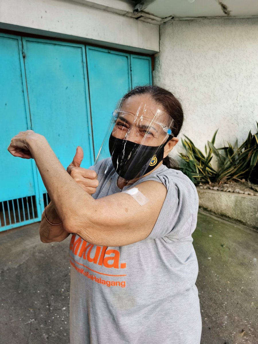 Hello mga Mahal,
Nabakunahan na po ang inyong Lolagets! First dose po namin kanina kasama ang aking anak sa Parañaque at anak sa Makati. Safe kaming pumila kanina at mababait ang mga doctors at nurses.
#BIDABakunation
#WeHealAsOne
#Resbakuna2021