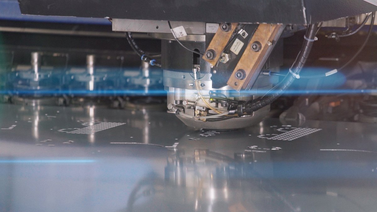 [Vacature] Gezocht: Operator Ponsnibbelmachine die een sleutelrol binnen onze productie vervult. Jij zorgt voor een tijdige levering van de juiste geponste plaatwerkdelen en voor een optimale samenstelling van producten om verspillingen tegen te gaan. bit.ly/2QfERG3