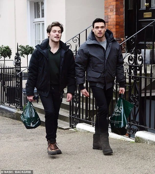 rmaddenmedia's tweet photo. 📸 Richard Madden and Froy Gutierrez grab a picnic and head to Hampstead Heath, London. https://t.co/YOIPfbGEkM