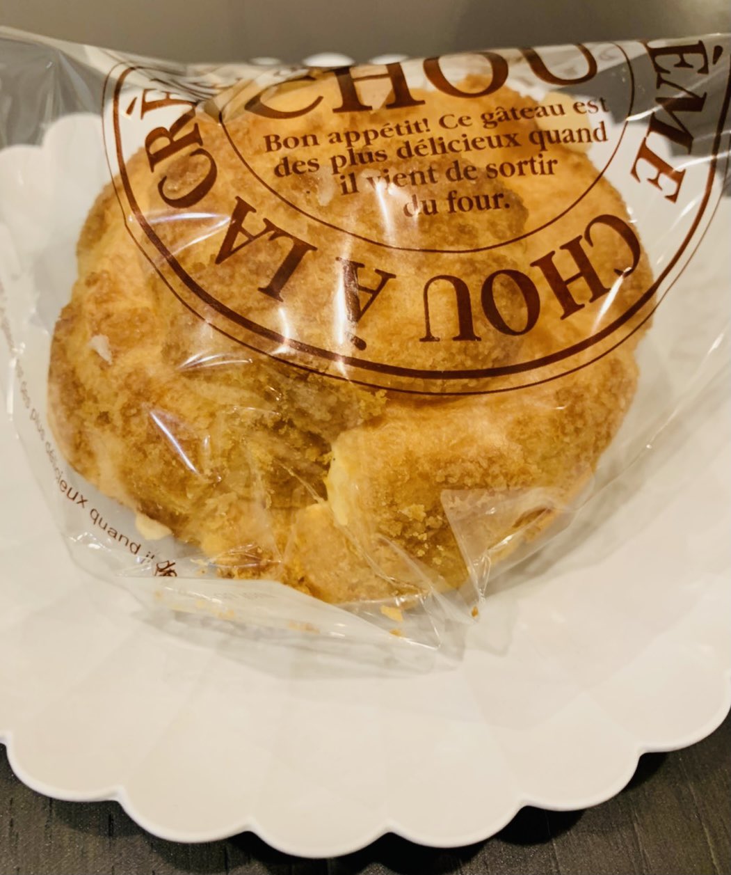 文京ぽんた 大塚にあるケーキ屋さんパティスリー ヒヤマ 昨日夕方訪れた時はほとんどのケーキが売り切れで賑わっていました もちシューは完売でしたが カリカリシューをいただきました シュー生地はたまにカリカリとする食感があり たっぷり入った