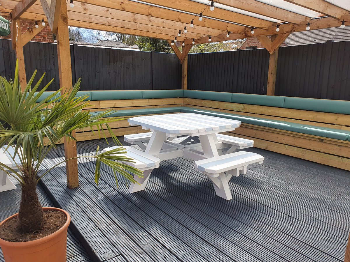 Popped over to Molly Malones pub which is now under new management. Good to chat with new landlady Clare who has been busy putting the finishing touches to their excellent new beer garden ahead of reopening to punters this afternoon. See <a href="/hitchinnubnews/">HitchinNubNews</a> shortly for more