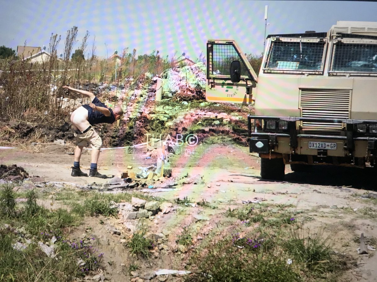 A Private security personnel pulls down is trousers and exposes his behind to land protesters in Rabie Ridge,Johannesburg. 
#DStv403 #RabieRidge ⁦<a href="/eNCA/">eNCA</a>⁩