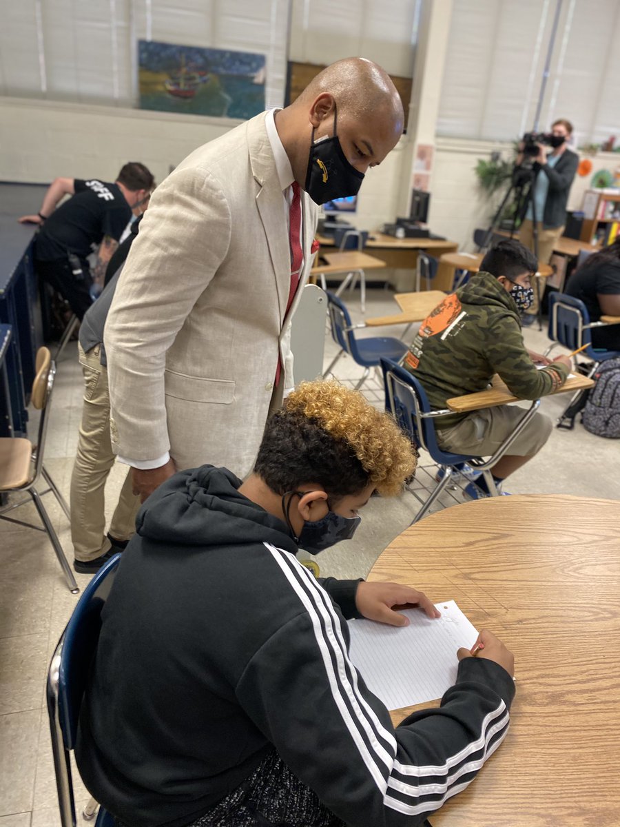 NewHanoverCoSch's tweet photo. Dr. Foust brushing up on his Spanish in Mr.McCabe’s Spanish I class @WillistonTigers. #nhcschat #nhcsreadysetreturn @foustc https://t.co/oP8dy1qhcR