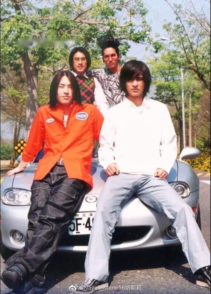 aren't they the cutest? if you look at these pictures, you'll picture out DMS walking along with the F3 which is the F4 iconic walk  -felt emo brb   #20YearsOfMeteorGarden