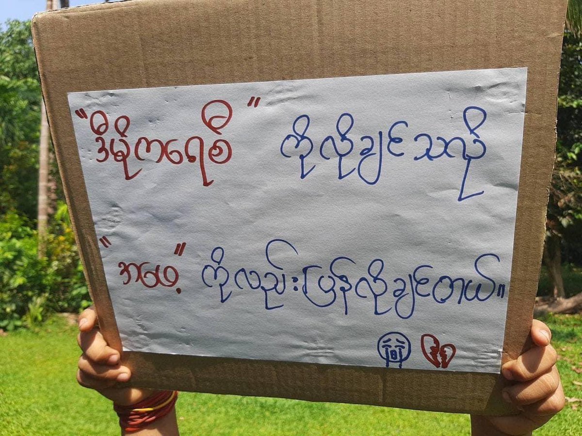 Karen civilian held a banner that said

' I want democracy and I also want my father back ' 

Myanmar Post-Coup civilians death toll climbs past 700 according to <a href="/aapp_burma/">AAPP (Burma)</a> 

Many civilians died from Junta’s airstrikes against KIA Brigades
#WhatsHapppeningInMyanmar #Apr12Coup